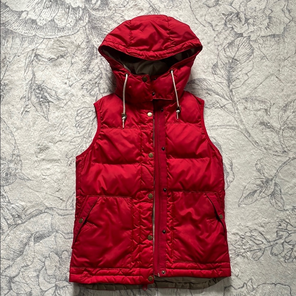 Women’s Burton Red Hooded Puffer Vest- size Small